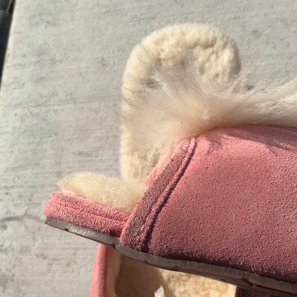 UGG Queen Bee 🐝 Yvett Wedge
Slippers Size 9 - Picture 16 of 16